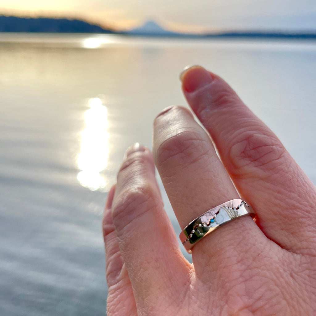 Womens mixed gold mountain wedding ring